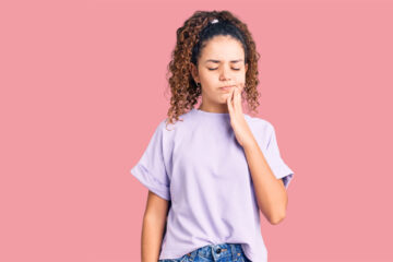 Little girl with teeth pain need to visit a childrens dentist in Whitby, ON.