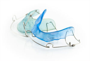 Learn The Pros and Cons of Fixed Retainers and Removable Retainers